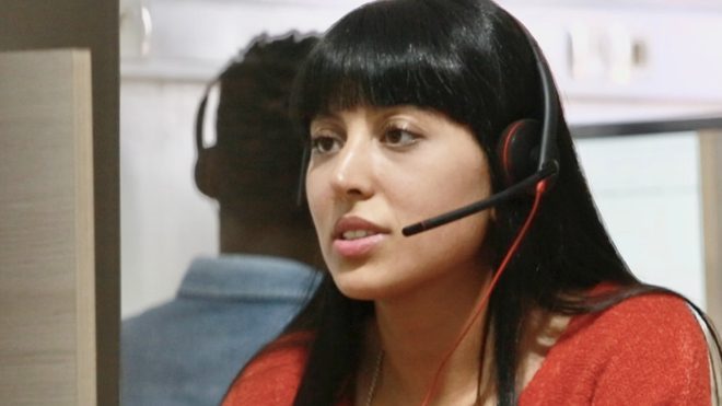 Une télé-enquêtrice en cours d'appel, micro-casque en place