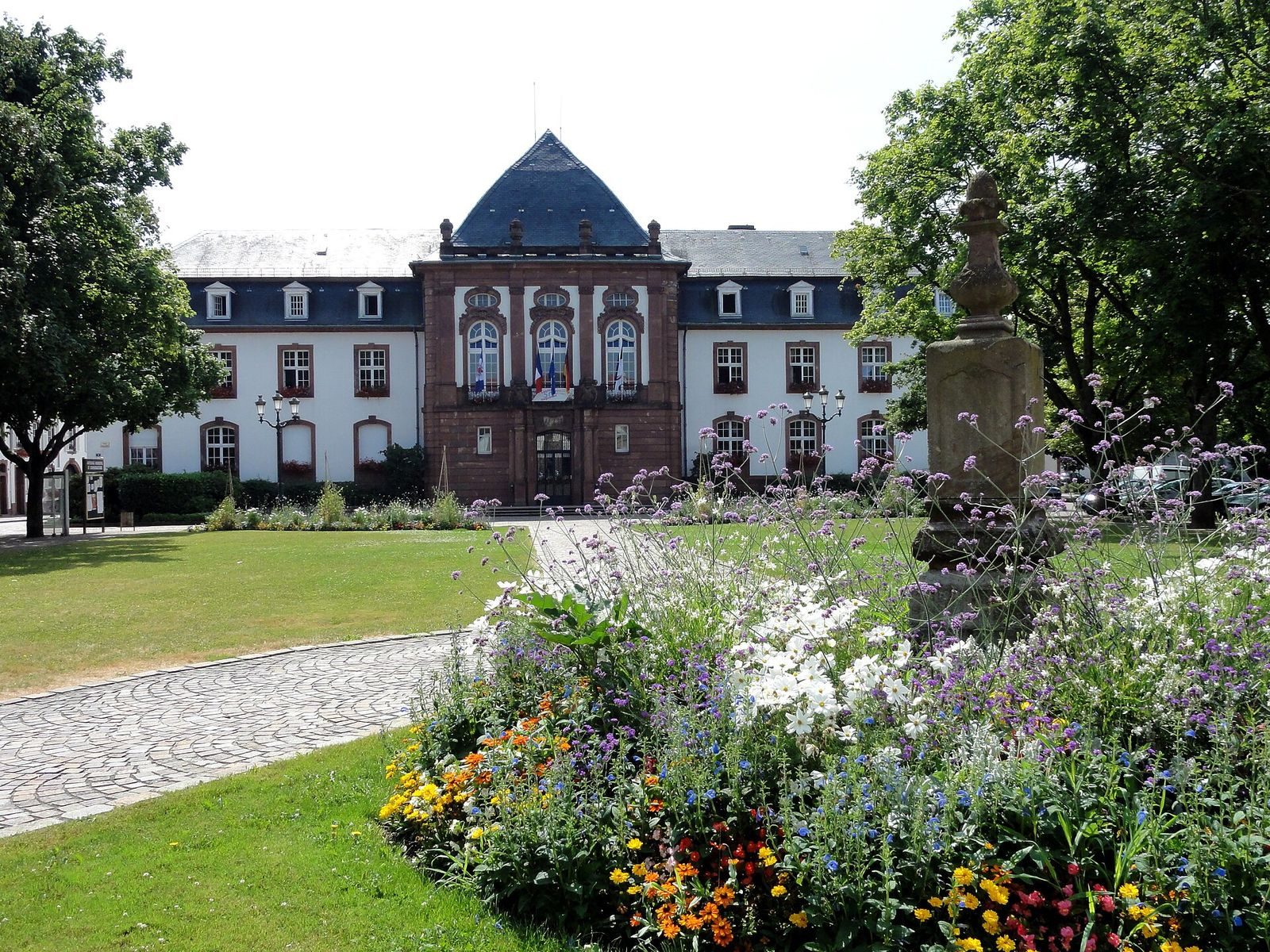 Hôtel de ville de Haguenau et sa place fleurie
